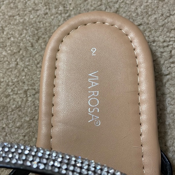 🆕 NWOT Super Cute Black Sandals with Silver Accents - Never Worn! - Via Rosa, 9 - Picture 2 of 5
